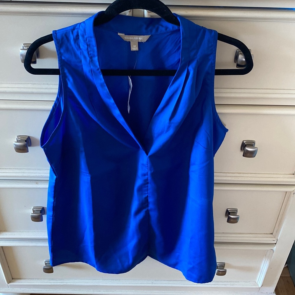 NWT- Banana Republic sleeveless top - size medium